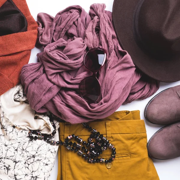 Colocação plana com roupas de outono de mulheres, chapéu de óculos — Fotografia de Stock