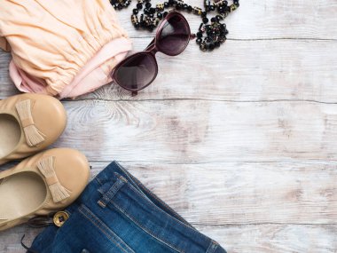 Düz ile kadının Giysi, gözlük ayakkabı yatıyordu