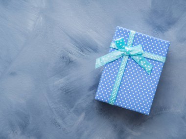 Hediye kutusu düz mavi üzerinde yatıyordu