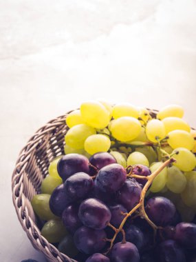 Sepet içinde beyaz ve kara üzüm