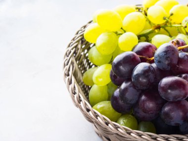 Sepet içinde beyaz ve kara üzüm