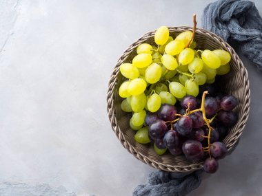 Sepet içinde beyaz ve kara üzüm