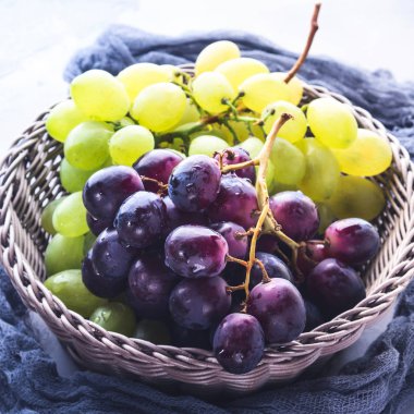 Sepet içinde beyaz ve kara üzüm