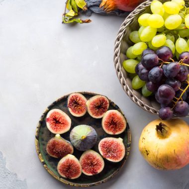 Yemek mor incir, üzüm ve nar