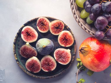 Yemek mor incir, üzüm ve nar