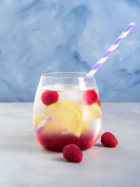 ラズベリー、レモン、氷と一緒に飲む — ストック写真