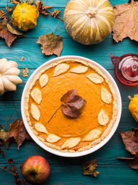 Kabak pasta ile sonbahar arka planı yeşil