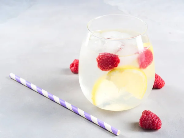 Пейте с малиной и лимоном, со льдом — стоковое фото