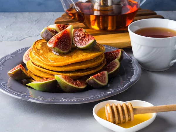 Stack of pumpkin pancakes with figs and honey — Stock Photo, Image