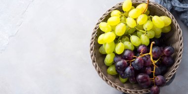 Sepet içinde beyaz ve kara üzüm