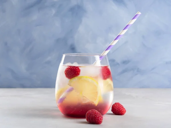 Getränk mit Himbeeren und Zitrone, Eis — Stockfoto