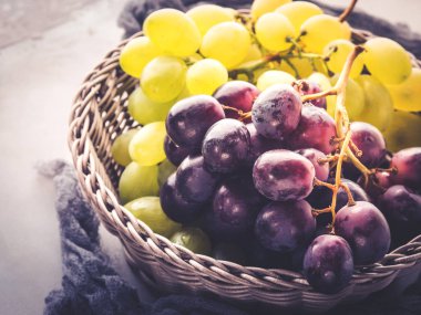 Sepet içinde beyaz ve kara üzüm