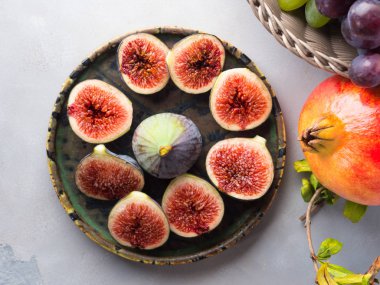 Yemek mor incir, üzüm ve nar