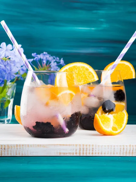 Getränk mit Brombeeren und Orange, Eis — Stockfoto