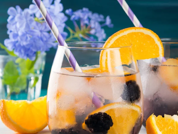 Getränk mit Brombeeren und Orange, Eis — Stockfoto