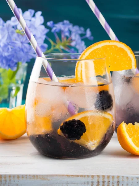 喝黑莓和橙, 冰 — 图库照片
