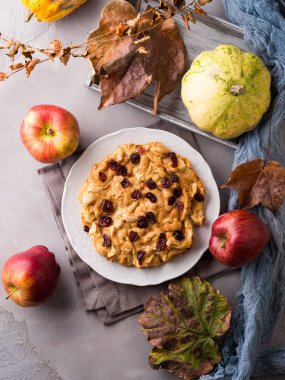 Elmalı turta ile kurutulmuş cranberries