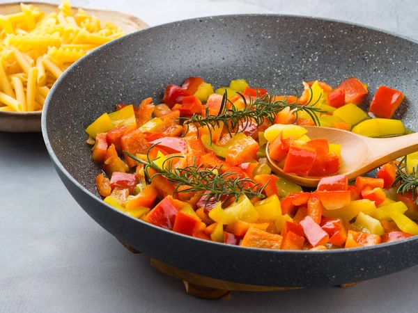 Cozinhar pimentão como molho para massas — Fotografia de Stock