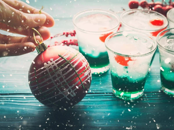 Vacances de Noël boissons vertes et boule rouge — Photo