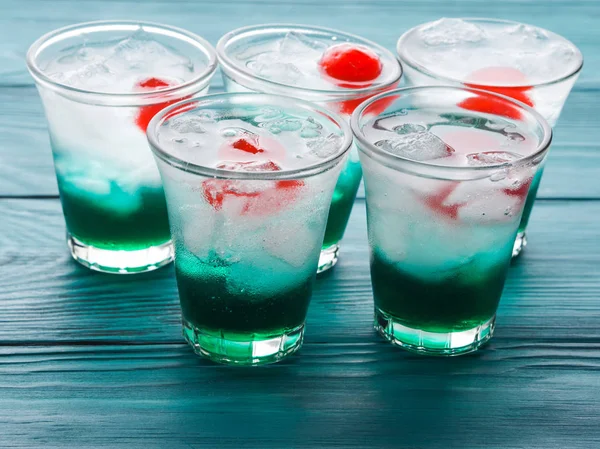 Short alcohol green drinks with cherry — Stock Photo, Image