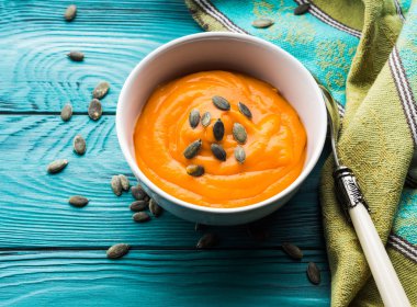 Beyaz kase kremalı balkabağı çorbası