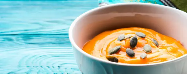 Creamy sup labu dalam mangkuk putih — Stok Foto