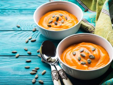 Beyaz kase kremalı balkabağı çorbası