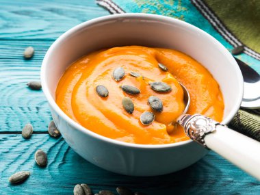 Beyaz kase kremalı balkabağı çorbası