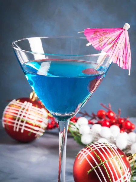 Blå cocktail i Martiniglas för julfest — Stockfoto