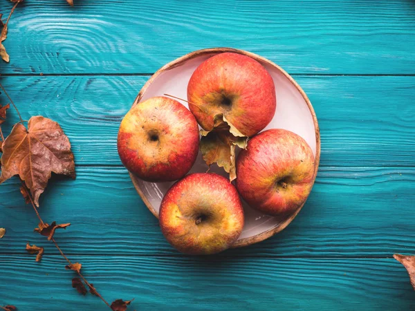 Red apples on Green autumn background — Stock Photo, Image