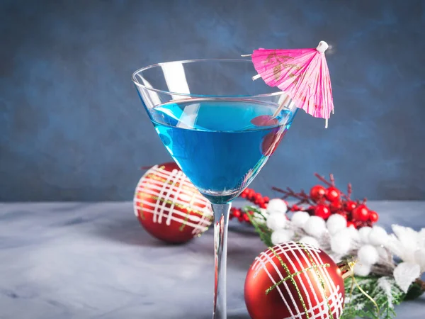 Blå cocktail i Martiniglas för julfest — Stockfoto