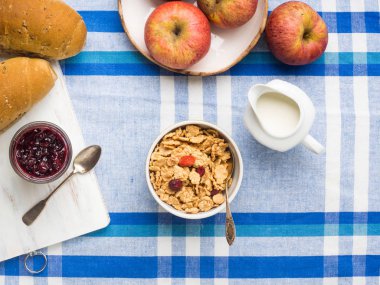 Evde kahvaltı Hububat Ürünleri, süt, meyve ve ekmek ile