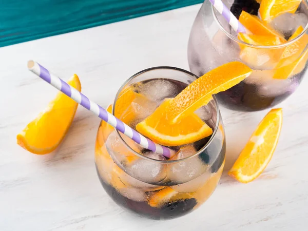 Boire avec des mûres et orange, glace — Photo