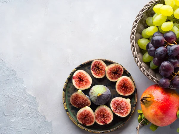 Plato de higos púrpura, uvas y granada —  Fotos de Stock