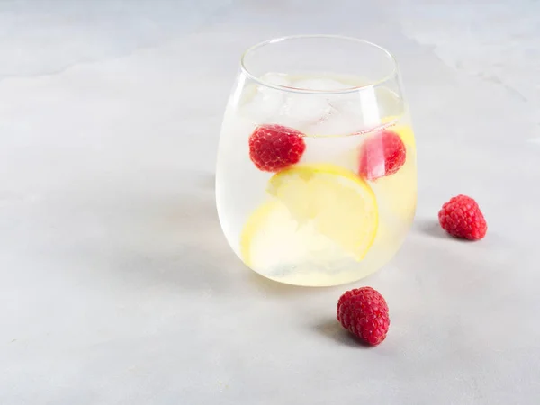 Пийте з малиною та лимоном, льодом — стокове фото