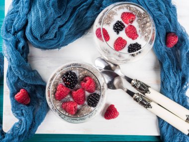 Chia puding taze çilek ile