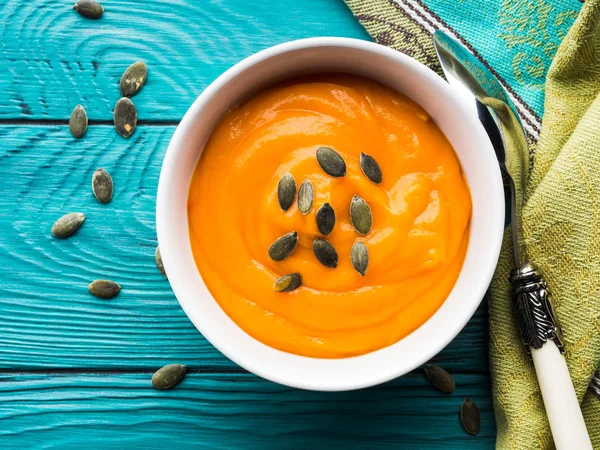 Soupe crémeuse à la citrouille dans des bols blancs — Photo