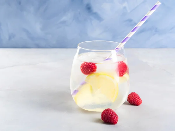 Getränk mit Himbeeren und Zitrone, Eis — Stockfoto