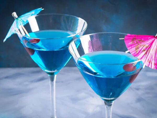 Blue cocktail in martini glass with umbrella — Stock Photo, Image