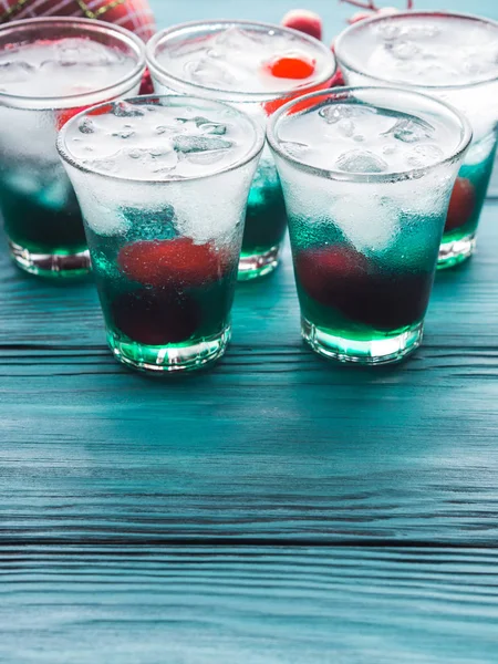 Short alcohol green drinks with cherry — Stock Photo, Image