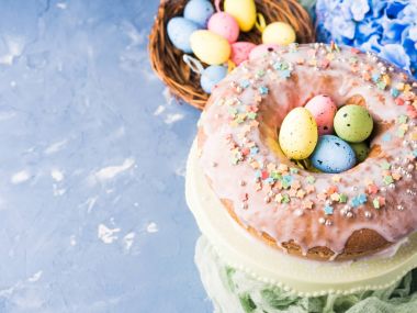 Paskalya tatlı pasta şeker buzlanma ve tatil dekorasyonu ile