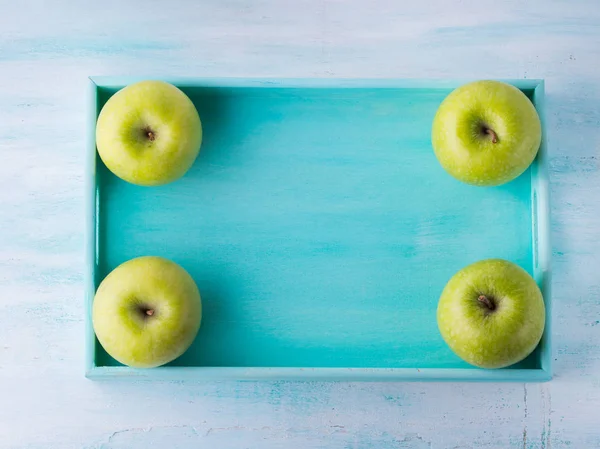 绿松石托盘上的绿色苹果框 — 图库照片