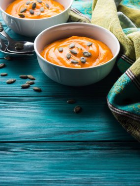 Beyaz kase kremalı balkabağı çorbası