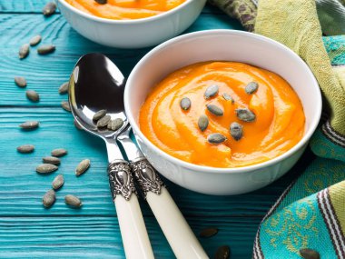 Beyaz kase kremalı balkabağı çorbası