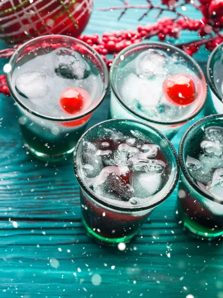Fiesta de Navidad bebida verde con hielo y cereza —  Fotos de Stock