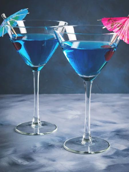 傘とマティーニのグラスの中の青いカクテル — ストック写真