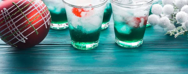 Christmas holiday party green and red drinks — Stock Photo, Image