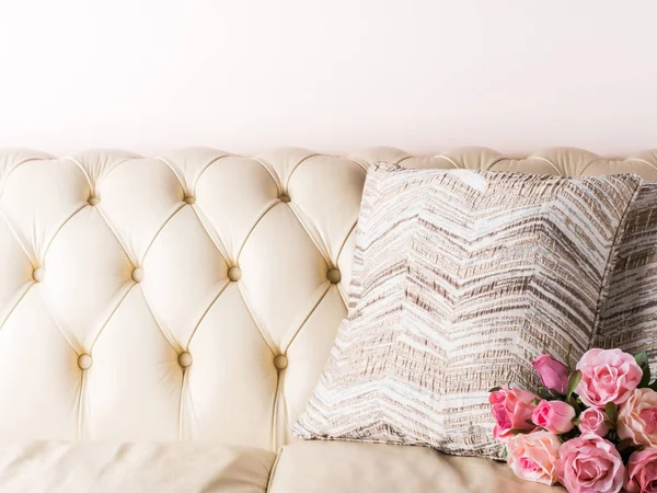 Sofá de cuero blanco crema fondo — Foto de Stock