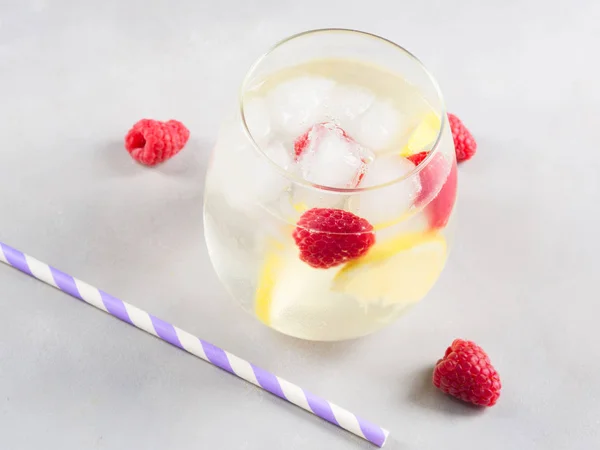ラズベリー、レモン、氷と一緒に飲む — ストック写真