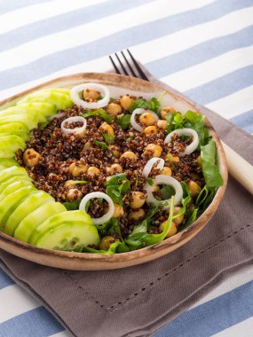 Quinoa salata kasesi ile salatalık, nohut